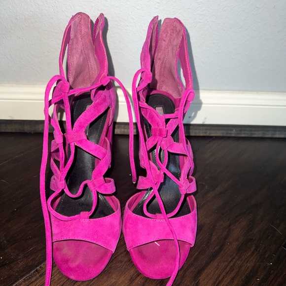pink heels - Picture 1 of 3